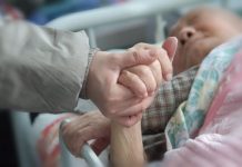 手足為錢鬧翻! 「姊拿8旬父錢付醫藥費」被弟告侵佔 爸爸臨終前見「爭產吵翻天」落淚含恨離世