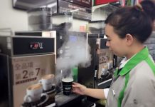 熱啡咖要求冰塊加2、3顆!店員直接倒整包冰塊 客嗆「態度有夠差」:我也做服務業的