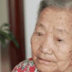 凡事留一線!阿嬤端麵弄髒女孩「仿版衣服」開口要4.4萬 一禮拜後「冤家路窄」女孩後悔莫及