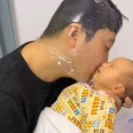 超細心爸爸裹保鮮膜親吻寶寶,神操作獲網友點贊:這個老爸太有愛