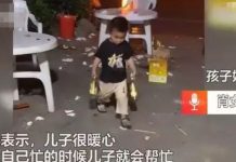 凌晨3點幫媽媽收攤,2歲男孩小手拎空瓶一幕讓人心疼,媽媽愧對投胎到我們窮苦人家:爸媽對不起你