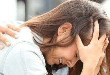 搭火車遇到正妹爆哭,下秒被問「肩膀可以借我嗎」…男子「神回這句」結局超傻眼!