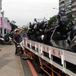 違停整排拖走!卻獨留紅色機車在路邊…網友:真的不能拖!