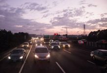 國道閃大燈請讓路?警:不可以!罰緩3-6000,但是警察教你用一招對付烏龜車,超好用!