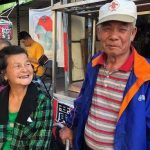 她只有我!七旬伯「擺攤日賺百元」守護癌末女友30年 「終穿西裝娶水某」手緊牽不放:這天等好久
