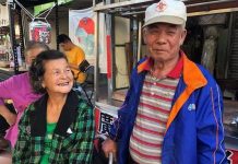 她只有我!七旬伯「擺攤日賺百元」守護癌末女友30年 「終穿西裝娶水某」手緊牽不放:這天等好久