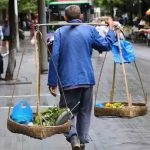 83歲賣菜老人:每天淩晨5點起床,走4公里路,30年如一日,攢下40多萬零花錢!