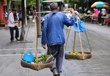 83歲賣菜老人:每天淩晨5點起床,走4公里路,30年如一日,攢下40多萬零花錢!