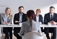 面試官:「10L和6L兩個空桶,怎麼取8L水?」神回復被當場錄用