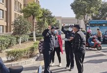 18歲女懶得到廁所拉屎 直接在房間內大完從26樓往下丟