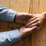 60歲老公第一次外遇!人妻打開簡訊「抓包偷吃前任」當場心碎 她糾結「該不該原諒」:往後還有幾十年