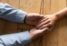 60歲老公第一次外遇!人妻打開簡訊「抓包偷吃前任」當場心碎 她糾結「該不該原諒」:往後還有幾十年