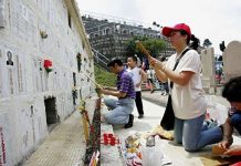 爸爸變餓鬼託夢!她孝順去掃墓「反被家人罵帶衰」媽媽氣到「要求斷絕關係」還要她吐出400萬