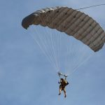 為何空難都不給乘客降落傘?「明知道會墜毀卻要大家待在機上」原來這樣活下來的機率更高!