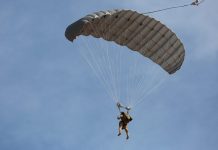 為何空難都不給乘客降落傘?「明知道會墜毀卻要大家待在機上」原來這樣活下來的機率更高!