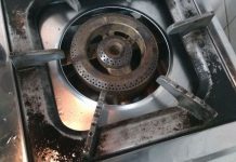 妹子幫媽媽大掃除…卻被反射出賣「自己的身體」鄉民全歪樓:有亮點