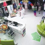 嬰兒嗆奶沒了呼吸!為搶時間護士「嘴對嘴吸痰」糞便沾滿大褂 下秒「神操作」網友淚讚:醫者仁心