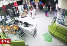 嬰兒嗆奶沒了呼吸!為搶時間護士「嘴對嘴吸痰」糞便沾滿大褂 下秒「神操作」網友淚讚:醫者仁心