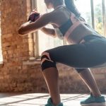 深蹲到一半!28歲女「突全身僵硬倒地」送醫不治猝逝 「生前一舉動超毛」監視器畫面曝光