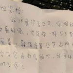 被陌生男子遞紙條搭訕,她打開看後超傻眼..理由讓人笑噴:你女友很火!