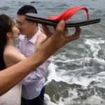 「砸45萬」拍浪漫婚紗照,攝影師「拿拖鞋」秒惹怒新娘,成品一出新娘立刻「羞愧道歉…」
