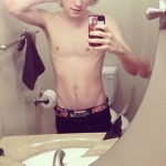 男友傳了張自拍照給女友…眼尖女友一看照片就斷定男友出軌!