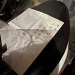 機車停在公有停車格,牽車時被貼紙條「這個車位我已經停20年」