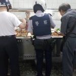 警車停在超商前!國道警察「跑隔壁買小吃」遭拍下公審 他酸「要照交通法辦事」萬人傻眼:哪裡違規