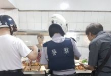 警車停在超商前!國道警察「跑隔壁買小吃」遭拍下公審 他酸「要照交通法辦事」萬人傻眼:哪裡違規