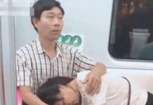 先生坐地鐵「摟著妻子入睡」,網友近看到男子的腳後,直呼真暖男!