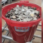 傻眼!帶「一桶硬幣」去銀行換鈔遭拒…他一臉濛樣問:銀行不能換錢了?