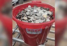 傻眼!帶「一桶硬幣」去銀行換鈔遭拒…他一臉濛樣問:銀行不能換錢了?