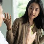 我挺孕肚做16口的家宴!一下倒了3袋鹽 婆婆摔了盤子「老公掀了飯桌」對我大駡