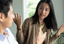 我挺孕肚做16口的家宴!一下倒了3袋鹽 婆婆摔了盤子「老公掀了飯桌」對我大駡