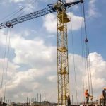 路上撿到柳橙汁!他一割開傻眼「原來是工地限定版」 網氣喊「不能說的秘密」:太危險了