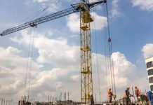 路上撿到柳橙汁!他一割開傻眼「原來是工地限定版」 網氣喊「不能說的秘密」:太危險了