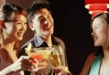 面試官:「牛過獨木橋,答一字?」,女生巧妙回答,讓全場服氣,直接被錄取!