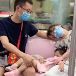 鐵漢柔情!暖爸被偷拍「搭地鐵不敢動」全程保護熟睡女兒 往旁一看「另一手也沒閒著」感動全網:最深沉的愛