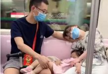 鐵漢柔情!暖爸被偷拍「搭地鐵不敢動」全程保護熟睡女兒 往旁一看「另一手也沒閒著」感動全網:最深沉的愛