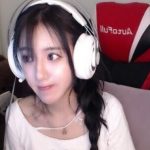 正妹實況主「直播拔毛」!老媽突然闖入… 回頭驚見一雙眼凝視:下次不敢了