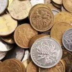 男子扛「10萬硬幣去存錢」去銀行存錢「20多人耗時5小時」清點後發現少20元,男子氣喊:我不存了!