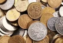 男子扛「10萬硬幣去存錢」去銀行存錢「20多人耗時5小時」清點後發現少20元,男子氣喊:我不存了!