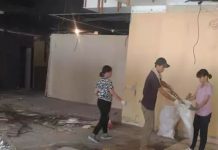 放假不出遊,2姊妹陪爸爸到工地賺錢,累倒直接睡樓梯,讓孩子體會賺錢的辛苦,網大贊:超棒的家長