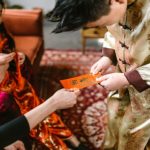 幫女兒保管紅包!媽媽代收紅包「跟女兒簽字畫押」 眼尖網友「揪字據藏1細節」超陷阱:薑還是老的辣