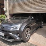 家⾨⼝被亂停車擋住,無法出門上班只好請假「氣到把鐵⾨拉下」等道歉,半天後⾞竟消失