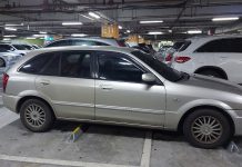 大賣場見「天才奇葩停車法」怒吼:別人要怎麼停?網友大笑:世界奇觀!