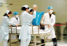 老公偷喝嬰兒母乳,產婦竟直接被送醫院,婆婆得知怒修理老公,醫生聽了也不停搖頭!