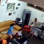 擔心爸爸被看護欺負,偷偷裝了「針孔攝影機」竟看到「驚人一幕」!62歲了竟然還能…!