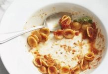 我媽好幾次吃掉了老婆的月子餐,並且給老婆吃剩飯,老婆為此很生氣,目前離婚1 個月,我該怎麼挽回?