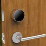 我坐月子!婆婆不幫忙帶孩子「天天去鄰居家打麻將」 有次忘帶手機我給她送「一推開門我哭了」